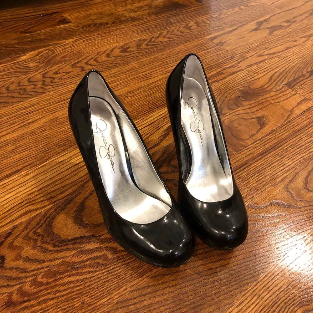 Black pumps